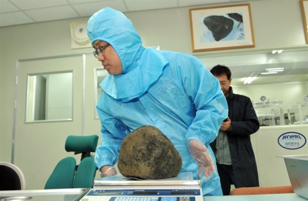 韩国挖陨石热之后 再度挖出陨石