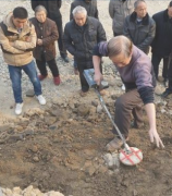 襄阳中山突现大批挖宝团队挖出大量古代瓷器跟铜币