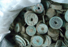 民工拿着探宝仪器到工地挖古钱