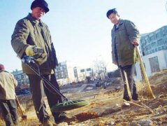 拾荒者利用寻宝仪发家致富