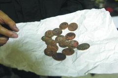 曹某自家后院用探宝器挖出祖传宝贝