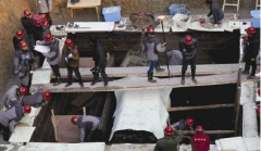 探宝者无意发现古墓