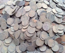 甘肃林某用金属探测器找到祖辈银元