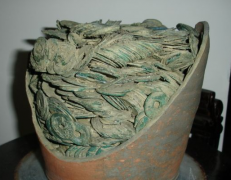西安江某用探宝仪器挖出大量铜钱