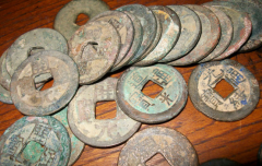 郭某某跟朋友在某村里的用探测器找出不少铜钱