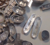 谢某在无人居住老宅寻得几十枚银元