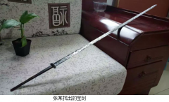 野外寻宝无意挖出古代宝剑