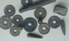 男子使用地下金属探测仪器找出不少铜钱