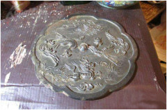 拾荒者用金属探测器找到铜镜