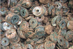 拾荒老汉探宝仪寻宝发现铜钱