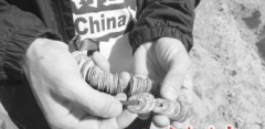 工地张某寻宝挖出清铜钱