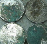 广西张某使用仪器找出大量的银元