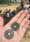 四川村庄修路挖出大量铜钱