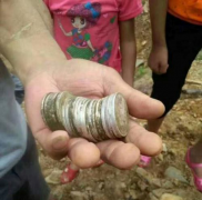 意外银元引大量村民挖宝