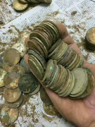河北张某使用黄金探测仪器找出大量银元