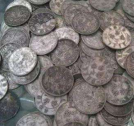 湖北省向某在土墙里找到大量银元