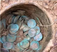 男子用金属探测器找到两罐铜钱