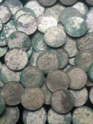 福建省卢老汉找到大量银元