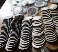 江苏卞某用国产探宝仪器找到大量银元