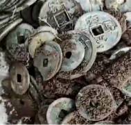 贵州狄某使用仪器在野外找出大量的铜钱
