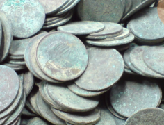 甘肃徐某在野外找出大量的铜钱