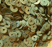 蒙古乌兰察布市商都县古某在老宅找到大量铜钱