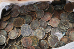 云南省昭通市昭阳区何某在老宅探到大量铜币