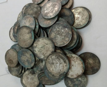 内蒙古赤峰市付某在果园挖出大量银元