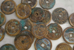 安徽王某在老房子找到大量的铜钱